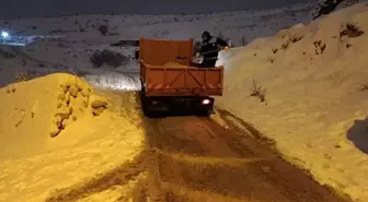 Malatya'da kar yağışı sonrası oluşan buzlanma için mücadele sürüyor