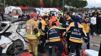 Manisa'da otobüs ile otomobilin çarpıştığı kazada 3 kişi yaralandı