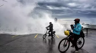Megakentte lodos esareti! Dev dalgalar sahilleri dövdü