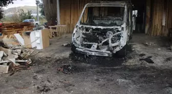 Mersin'de park halindeki kamyonet ve otomobil yandı