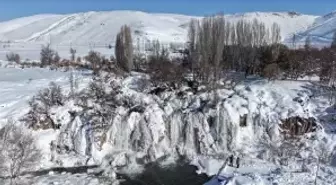 Muradiye Şelalesi soğuk havanın etkisiyle kısmen dondu