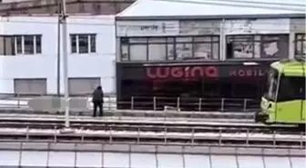 Rüzgarın kopardığı tabela metro hattına düştü