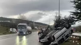Samsun'da hafif ticari araç takla attı; 2 yaralı