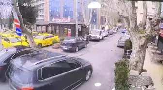 Sarıyer'de ağaç otomobilin üzerine devrildi; seyir halindeki araç son anda kurtuldu