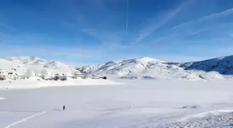 Sivas'ta Yıldız Göleti'nin yüzeyi buz tuttu