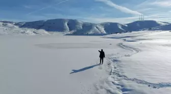 Sivas'ta Yıldız Göleti'nin yüzeyi buz tuttu