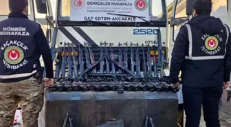 Suriye'den Türkiye'ye giren kamyonun mazot deposunda 51 silah ile 41 şarjör ele geçirildi