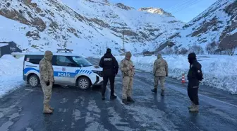 Van-Çatak kara yolu kontrollü olarak ulaşıma açıldı