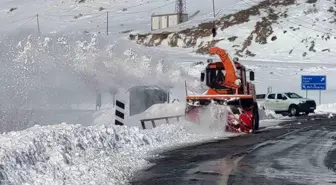 Van-Çatak yolunda 5. gün: Geçişler sadece acil ve öncelikli araçlara açık