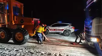 Yozgat'ta jandarma ekipleri kar ve tipi nedeniyle denetimlerini artırdı