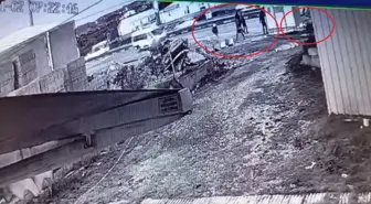 Zincirleme kazada durağa dalan otomobilin altında kalmaktan son anda kaçarak kurtuldular