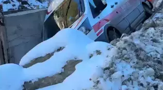 Adana'da buzlanma nedeniyle kayan ambulans şarampole düştü
