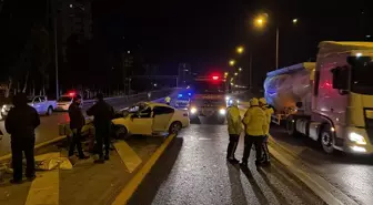 Adana'da tıra çarpan otomobilin sürücüsü öldü