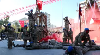 Adana'nın işgalden kurtuluşunun yıl dönümünde komandolardan tüfekli hareketler gösterisi