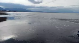 Beyşehir Gölü'nün yüzeyi buz tuttu
