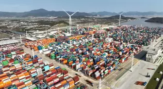 Çin'in Ningbo-Zhoushan Limanı'nın Kargo İşlem Hacmi 2025'te 1,4 Milyar Tonu Aştı
