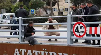 Çocuğunu görmek için alt geçidin üstüne çıkan şahıs ikna edildi