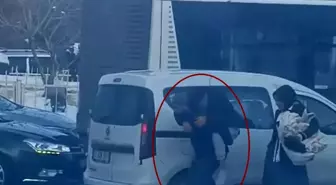 Diyarbakır'da bir vatandaş tıkanan yolda hastasını sırtında taşıdı