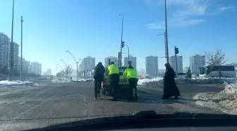 Diyarbakır'da otomobili çalışmayan sürücünün yardımına polis koştu