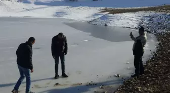 Donan göletin üzerinde hatıra fotoğrafı çektirdiler