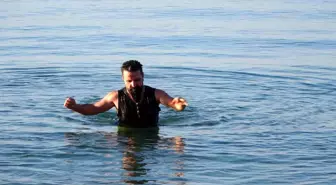 Dondurucu soğuğa meydan okudular: Van Gölü'nde eksi 9 derecede yüzme mesaisi