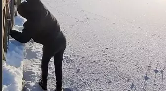 Donmuş gölde buz kırıldı, suya düşmekten son anda kurtuldu