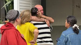 Evleri yanan baba ile kızı, sarılarak birbirini teskin etti