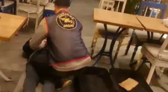 Eyüpsultan'da restorana operasyon; valizde değeri 7,5 milyon lira olan 50 silah bulundu