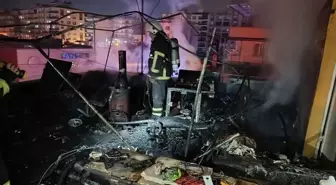 Hatay'da 2 katlı binanın damında çıkan yangın söndürüldü