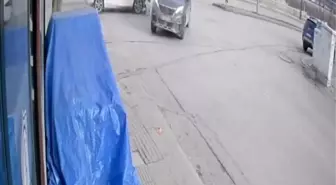 Hızını alamayan araç kavşakta başka bir araca çarptı