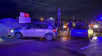 Isparta'da çarpışan otomobillerin sürücüleri hafif yaralandı