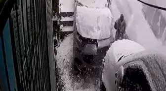 Kağıthane'de inanılmaz kurtuluş kamerada: İki aracın arasında kalmaktan son anda kurtuldu