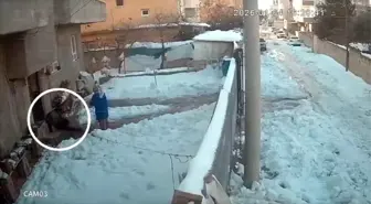 Kapıdan çıkan yerde kaldı: Evden çıkan herkes buzda kaydı