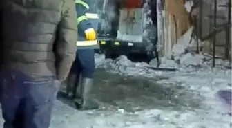 Kars'ta donmasın diye altında ateş yakılan araç alev topuna döndü