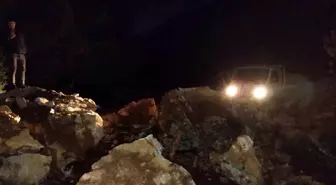 Marmaris'te dev kayalar orman yolunu kapattı