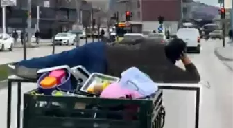 Motosikletin arkasında yatarak tehlikeli yolculuk