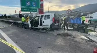 Otoyolda, hafif ticari araç bariyere çarptı: 2 ölü