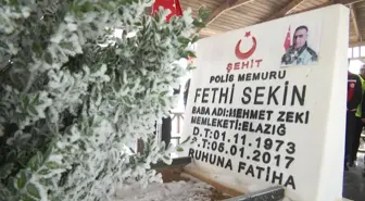 İzmir'de terör saldırısını önleyen polis Fethi Sekin, şehitliğinin 9. yılında anıldı