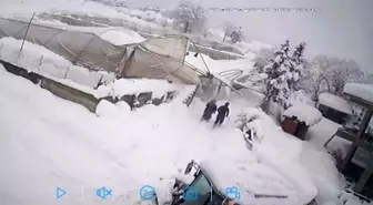 Seraların çökme anı kamerada: Kar altında kaldı, komşularının yardımıyla kurtarıldı
