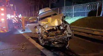 TEM Otoyolu'nda kamyonete çarpan otomobil bariyerlere çıktı: 2 yaralı