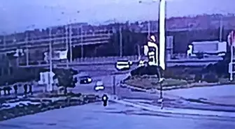 Ticari araç bariyerlere ok gibi saplandı: 2 kişinin hayatını kaybettiği feci kaza kamerada