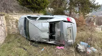 Uşak'ta kontrolden çıkan otomobil bahçeye devrildi: 1 yaralı