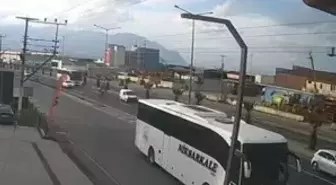 Yolcu otobüsü, otomobile çarptı; 1'i çocuk 3 yaralı