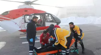 Yolu kardan kapanan köydeki Koah hastası, ambulans helikopterle hastaneye ulaştırıldı