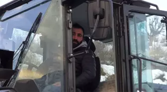 Zorlu kış şartlarında yol açıp, hayat kurtarıyorlar