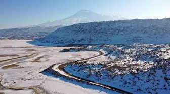 Ağrı Dağı'nın lavlarıyla oluşan kayalıklar kar yağışıyla beyaza büründü