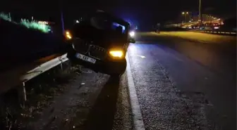 Antalya'da kontrolden çıkan lüks cip, bariyerlerin üzerinde asılı kaldı