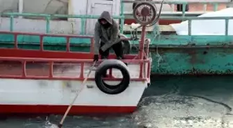 Balıkçılar, Van Gölü'ne buzları kırıp açılıyor