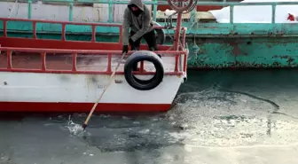 Balıkçılar, Van Gölü'ne buzları kırıp açılıyor