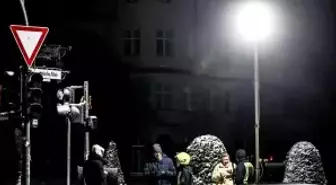 Berlin'de kriz derinleşiyor: Karanlığın 3. gününde binlerce kişi buz kesti